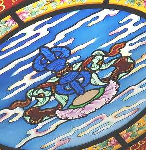 Vitrail d'un temple illustrant un dordjé