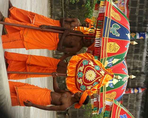 Photo d'une procession de pretres