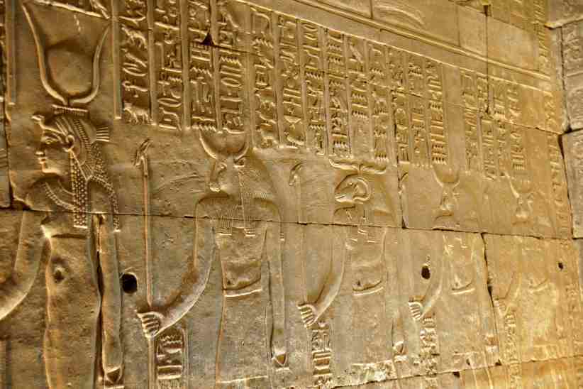 Bas relief de divinités