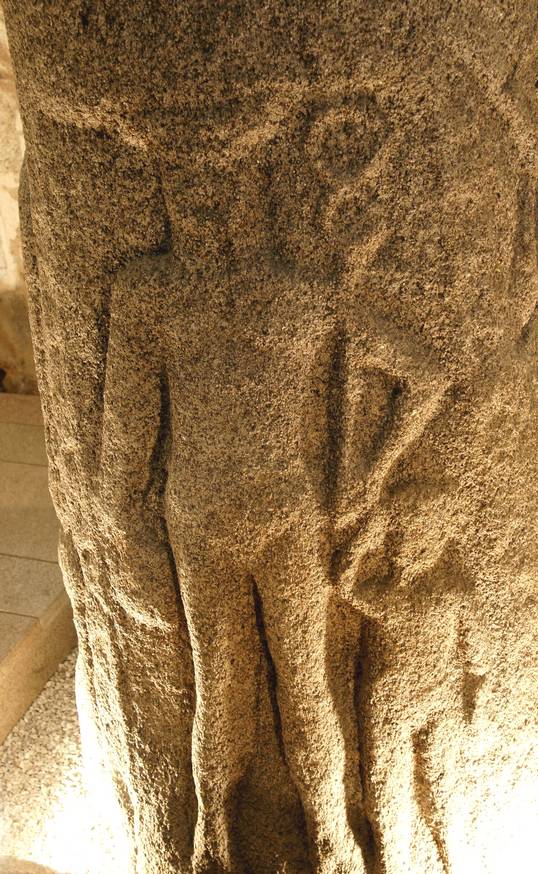  Sculpture sur un menhir - musée de Quimper